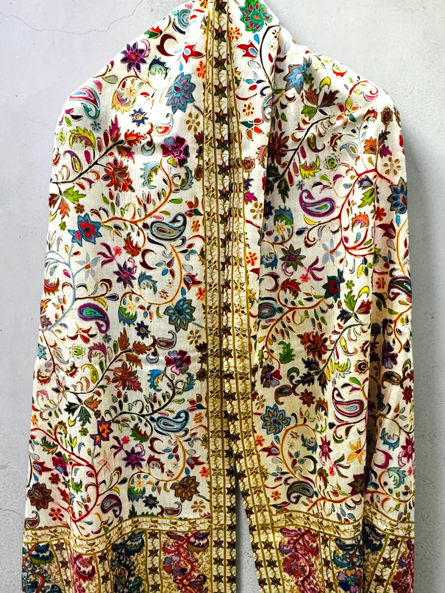 La Estola Jamawar Heritage en Blanco Roto con Flores Multicolores (3)